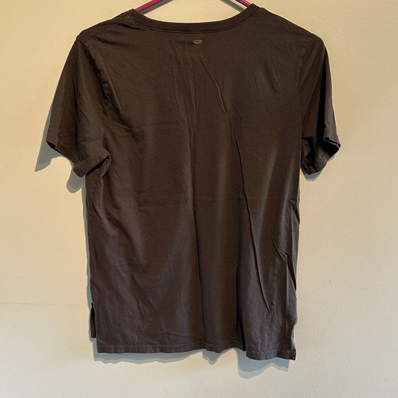 🌸O'Neill Dark Gray Tee with Light Blue Mountain Design - Picture 2 of 6